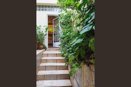 Casa à venda com 200m², 3 quartos e 2 vagas Casa à venda com 200m², 3 quartos e 2 vagasQuintal - Entrada da Edícula