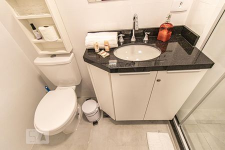 Banheiro de apartamento para alugar com 1 quarto, 17m² em Centro, Curitiba