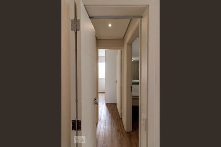 Corredor para os quartos de apartamento para alugar com 2 quartos, 75m² em Vila Olímpia, São Paulo