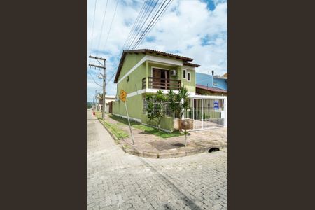 Casa à venda com 170m², 3 quartos e 3 vagas Casa à venda com 170m², 3 quartos e 3 vagasFachada