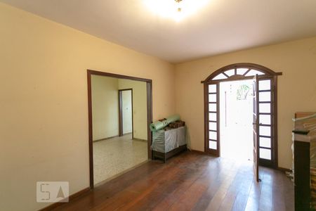 Sala de casa à venda com 3 quartos, 150m² em Santa Efigênia, Belo Horizonte