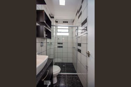 Banheiro  de apartamento à venda com 1 quarto, 54m² em Petrópolis, Porto Alegre