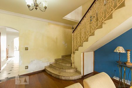 Escada de casa para alugar com 6 quartos, 480m² em Campo Grande, Rio de Janeiro