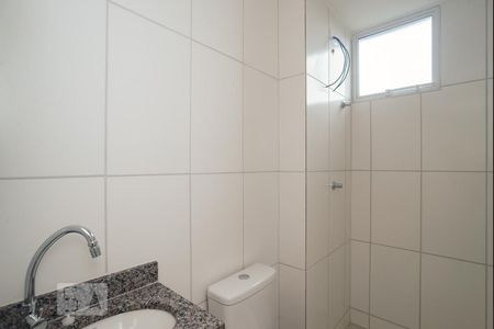 Banheiro de apartamento à venda com 2 quartos, 45m² em Piratininga (venda Nova), Belo Horizonte