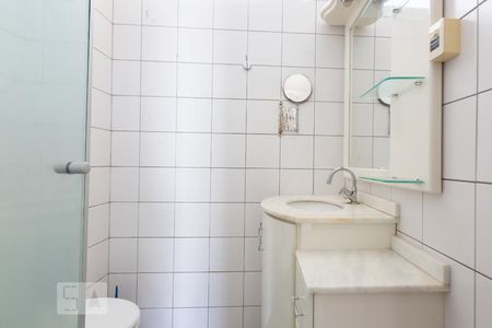 Banheiro de apartamento à venda com 2 quartos, 62m² em Medianeira, Porto Alegre
