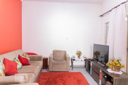 Casa à venda com 221m², 3 quartos e 3 vagas Casa à venda com 221m², 3 quartos e 3 vagasSala de TV