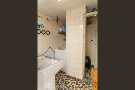 Casa à venda com 221m², 3 quartos e 3 vagas Casa à venda com 221m², 3 quartos e 3 vagasLavanderia
