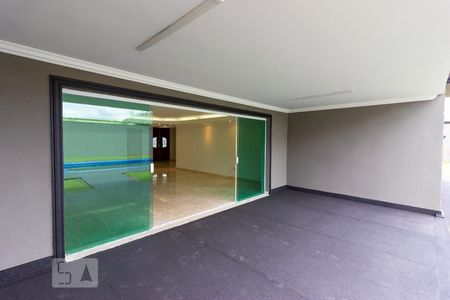 Casa de condomínio para alugar com 480m², 5 quartos e 3 vagas Casa de condomínio para alugar com 480m², 5 quartos e 3 vagasVaranda - Sala Estar