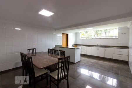 Casa de condomínio para alugar com 480m², 5 quartos e 3 vagas Casa de condomínio para alugar com 480m², 5 quartos e 3 vagasSala de almoço e Cozinha
