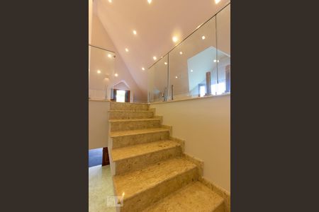 Casa de condomínio para alugar com 480m², 5 quartos e 3 vagas Casa de condomínio para alugar com 480m², 5 quartos e 3 vagasEscada