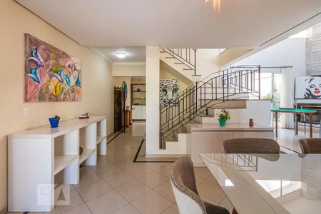 Casa de condomínio à venda com 335m², 4 quartos e 4 vagasSala