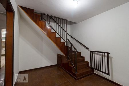 Escada de casa de condomínio para alugar com 6 quartos, 285m² em Campo Grande, Rio de Janeiro