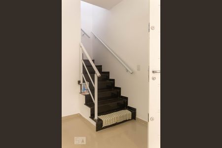 Escadas  de casa à venda com 3 quartos, 144m² em Vila Arriete, São Paulo