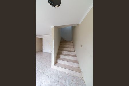 Escadas de casa para alugar com 4 quartos, 295m² em Jardim Bela Vista, Guarulhos