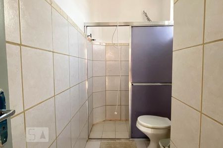 Banheiro de apartamento à venda com 1 quarto, 56m² em Santo Antônio, Porto Alegre