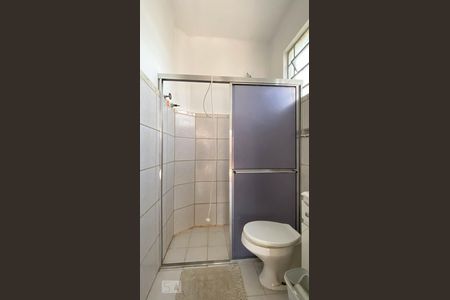 Banheiro de apartamento à venda com 1 quarto, 56m² em Santo Antônio, Porto Alegre