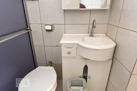 Banheiro de apartamento à venda com 1 quarto, 56m² em Santo Antônio, Porto Alegre