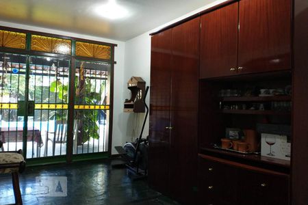 Sala de casa à venda com 4 quartos, 300m² em Freguesia de Jacarepaguá, Rio de Janeiro