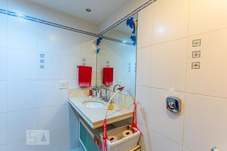 Apartamento à venda com 239m², 4 quartos e 2 vagas Apartamento à venda com 239m², 4 quartos e 2 vagasBanheiro da Suite 2