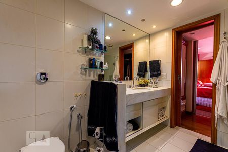 Apartamento à venda com 239m², 4 quartos e 2 vagas Apartamento à venda com 239m², 4 quartos e 2 vagasBanheiro da Suite Master