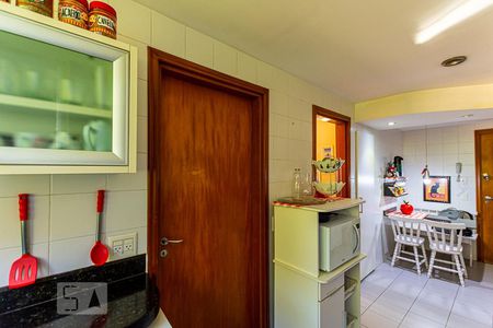 Apartamento à venda com 239m², 4 quartos e 2 vagas Apartamento à venda com 239m², 4 quartos e 2 vagasCozinha