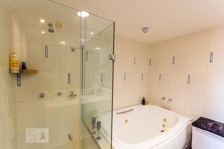 Apartamento à venda com 239m², 4 quartos e 2 vagas Apartamento à venda com 239m², 4 quartos e 2 vagasBanheiro da Suite Master