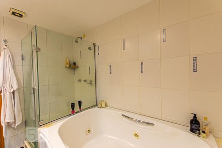 Apartamento à venda com 239m², 4 quartos e 2 vagas Apartamento à venda com 239m², 4 quartos e 2 vagasBanheiro da Suite Master