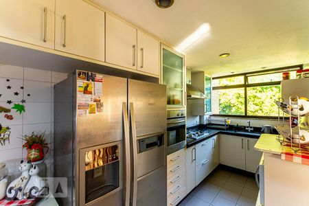 Apartamento à venda com 239m², 4 quartos e 2 vagas Apartamento à venda com 239m², 4 quartos e 2 vagasCozinha