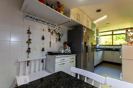 Apartamento à venda com 239m², 4 quartos e 2 vagas Apartamento à venda com 239m², 4 quartos e 2 vagasCozinha