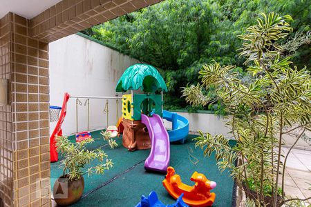 Apartamento à venda com 239m², 4 quartos e 2 vagas Apartamento à venda com 239m², 4 quartos e 2 vagasÁrea Comum - Playground