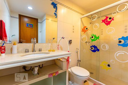 Apartamento à venda com 239m², 4 quartos e 2 vagas Apartamento à venda com 239m², 4 quartos e 2 vagasBanheiro da Suite 2