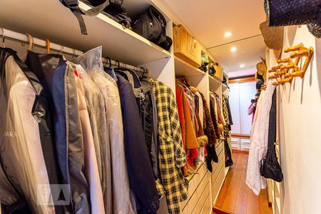 Apartamento à venda com 239m², 4 quartos e 2 vagas Apartamento à venda com 239m², 4 quartos e 2 vagasCloset