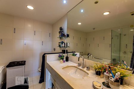 Apartamento à venda com 239m², 4 quartos e 2 vagas Apartamento à venda com 239m², 4 quartos e 2 vagasBanheiro da Suite Master