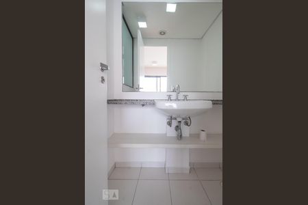 Lavabo de apartamento para alugar com 1 quarto, 56m² em Sumaré, São Paulo