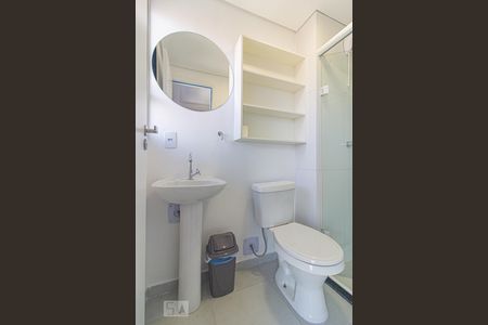 Banheiro de kitnet/studio para alugar com 1 quarto, 21m² em Novo Mundo, Curitiba