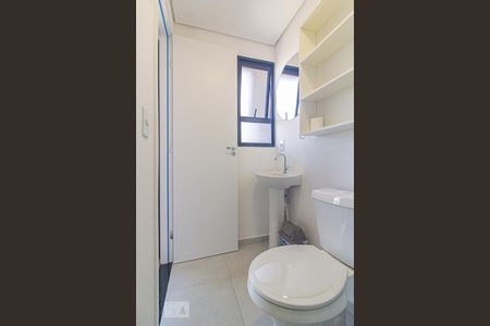 Banheiro de kitnet/studio para alugar com 1 quarto, 21m² em Novo Mundo, Curitiba