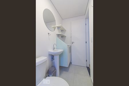 Banheiro de kitnet/studio para alugar com 1 quarto, 19m² em Novo Mundo, Curitiba