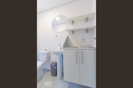 Banheiro de kitnet/studio para alugar com 1 quarto, 19m² em Novo Mundo, Curitiba