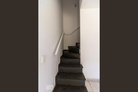 Escada de casa para alugar com 3 quartos, 95m² em Jardim Gilda Maria, São Paulo