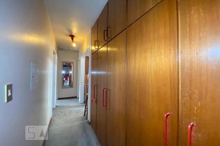 Casa para alugar com 400m², 4 quartos e 2 vagas Casa para alugar com 400m², 4 quartos e 2 vagasCorredor