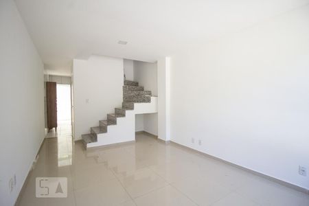 Sala de casa de condomínio para alugar com 3 quartos, 120m² em Vargem Grande, Rio de Janeiro