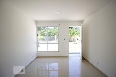 Sala de casa de condomínio para alugar com 3 quartos, 120m² em Vargem Grande, Rio de Janeiro