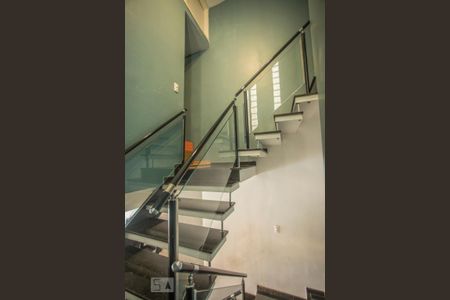 Escadas de casa para alugar com 4 quartos, 190m² em Vila Monte Alegre, São Paulo