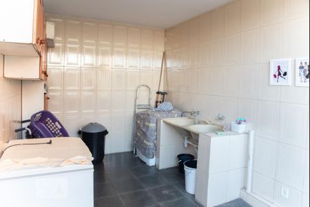 Casa à venda com 250m², 8 quartos e 2 vagas Casa à venda com 250m², 8 quartos e 2 vagasCasa 1 -Área de Serviço