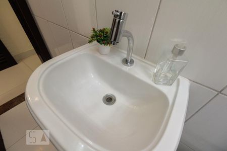 Lavabo  de casa para alugar com 3 quartos, 130m² em Vila Canero, São Paulo