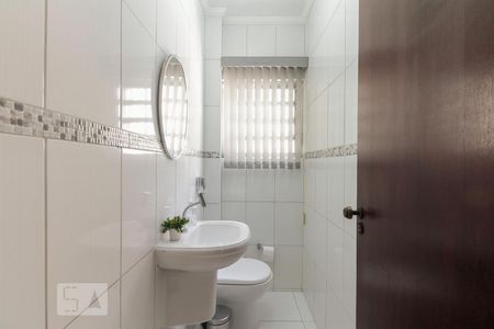 Lavabo  de casa para alugar com 3 quartos, 130m² em Vila Canero, São Paulo