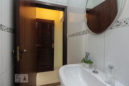 Lavabo  de casa para alugar com 3 quartos, 130m² em Vila Canero, São Paulo