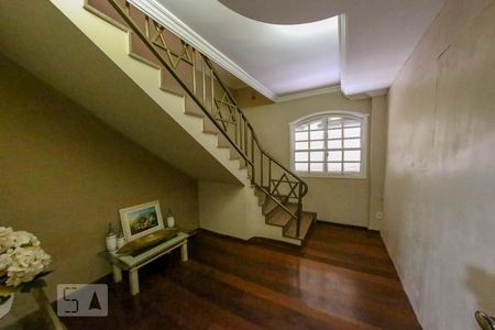 Sala de casa à venda com 6 quartos, 200m² em Heliópolis, Belo Horizonte