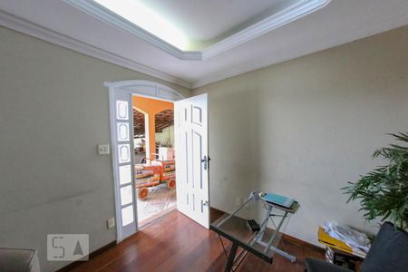 Sala de casa à venda com 6 quartos, 200m² em Heliópolis, Belo Horizonte