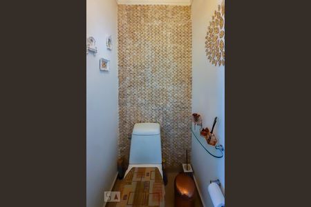 Casa de condomínio à venda com 307m², 4 quartos e 4 vagas Casa de condomínio à venda com 307m², 4 quartos e 4 vagasBanheiro